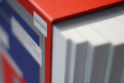 Box mit der Edition der sechs Schloss-Hefte Kafkas sowie einem Beiheft