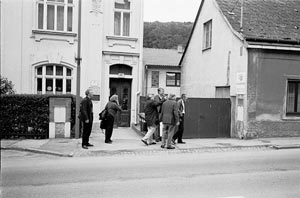 Vor dem Kafka-Haus: Martin Kölbel, Frau Caputo-Mayr, KD Wolf, Peter Staengle, Kurt Krolop, Jiri Stromsik (c) Roland Reuß 2001